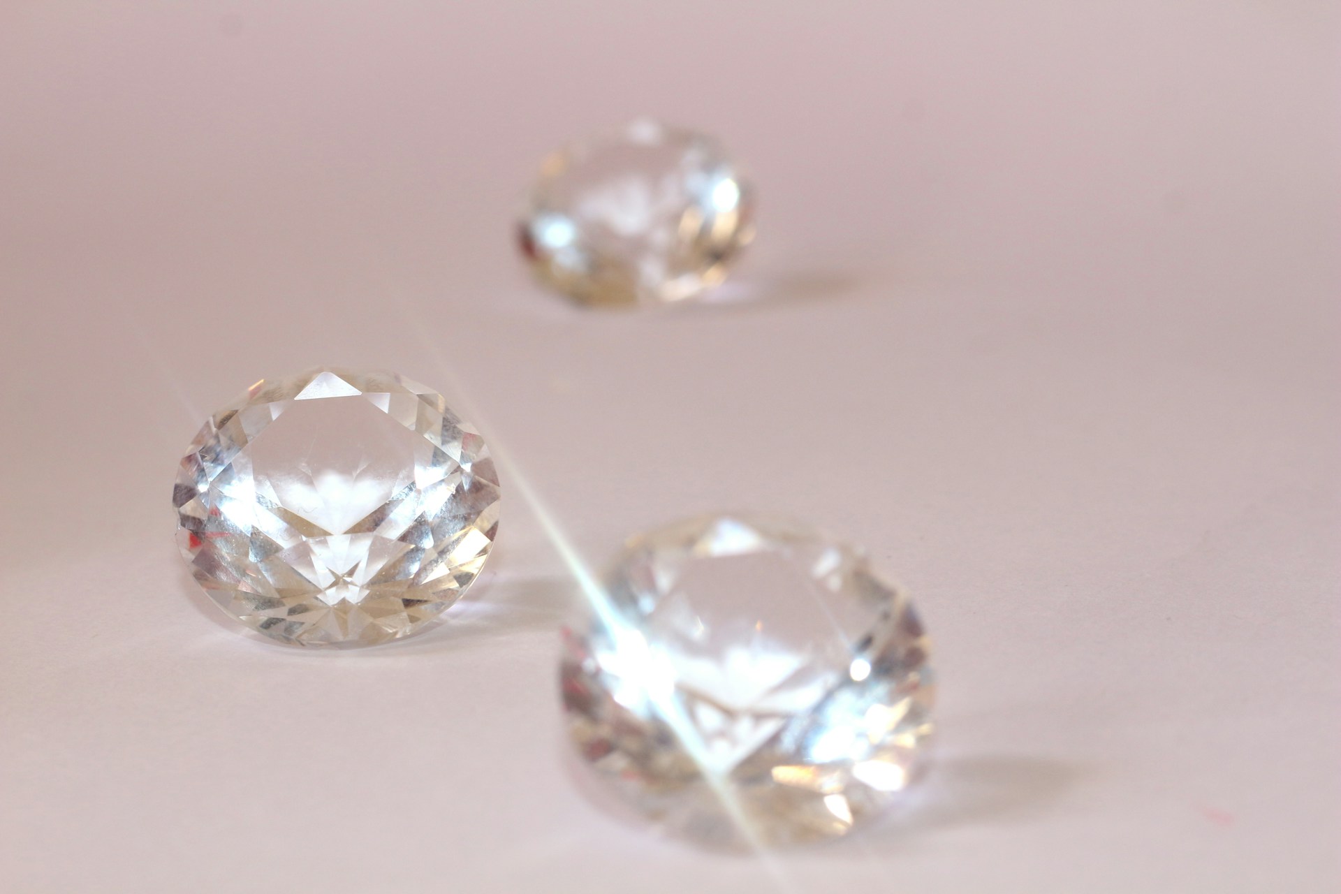 8 Ways to Spot Real and Fake Diamonds