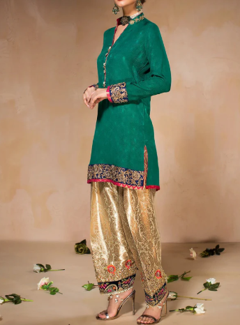 The Art of Elegance: A Deep Dive into Iconic Indian Designer Outfits