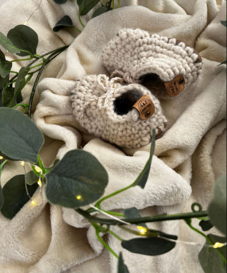 Garder les petits pieds au chaud : un guide des chaussons pour bébé en laine naturelle